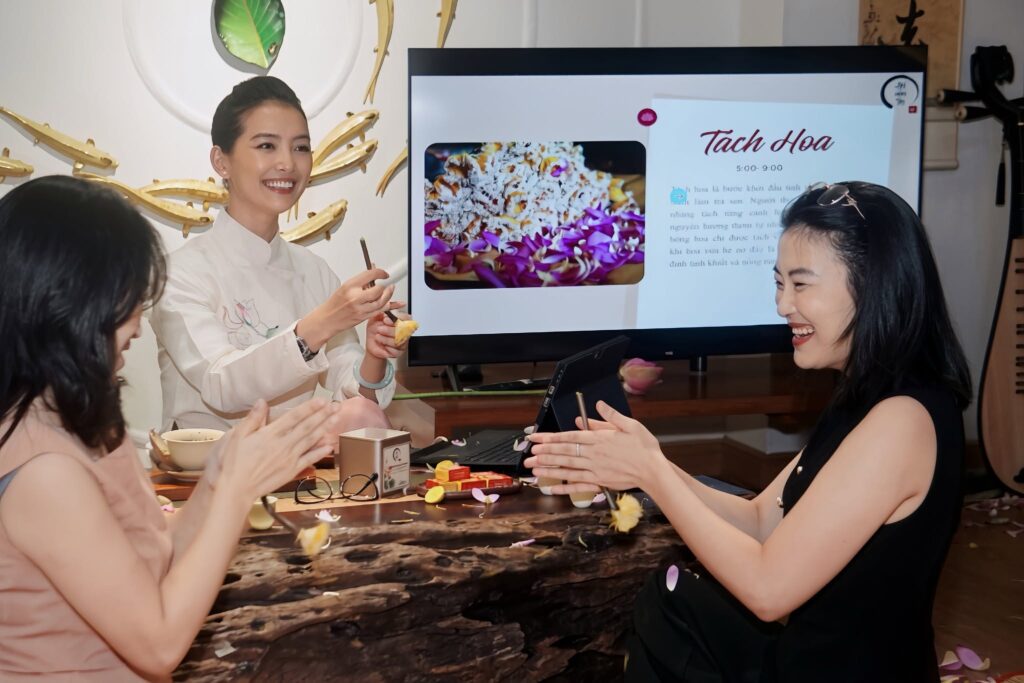 Workshop trà sen Trà sen Bách Diệp Trà sen Hồ Tây Nghệ thuật ướp trà sen Văn hóa trà Việt Trải nghiệm ướp trà sen Workshop trà TP.HCM Trà Shan tuyết Thưởng trà An Nhơn Trà